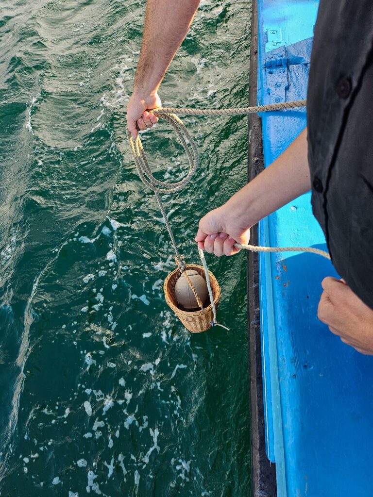 Photo de cérémonie à bord de Notre-Dame de Rumengol - mise à l’eau de l’urne